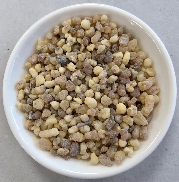 100% természetes, édes-fűszeres illatú tömjén kedvező árfekvésben napi füstöléshez.